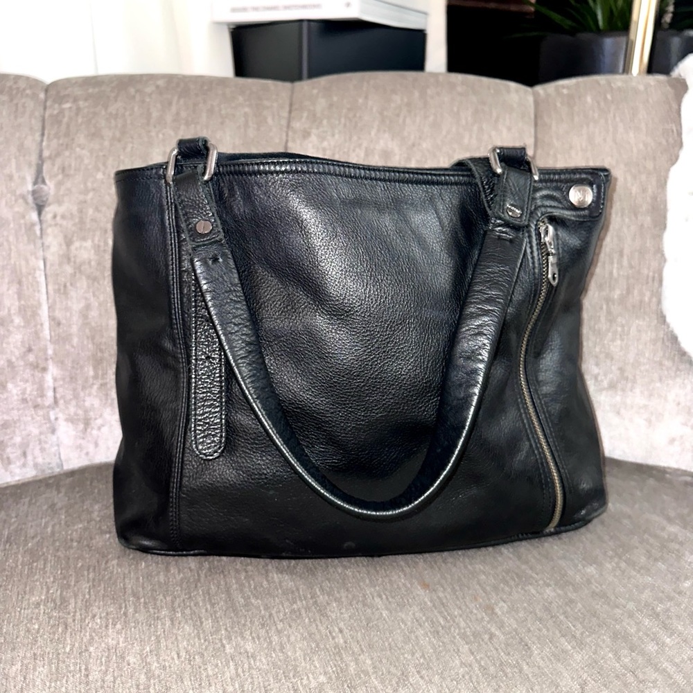 Tylie Malibu black leather hand bang
